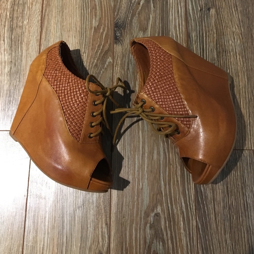 Wedge lace-up peep toe
